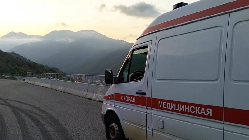 Медики обследуют и лечат пострадавших в ДТП рядом с Гергебилем