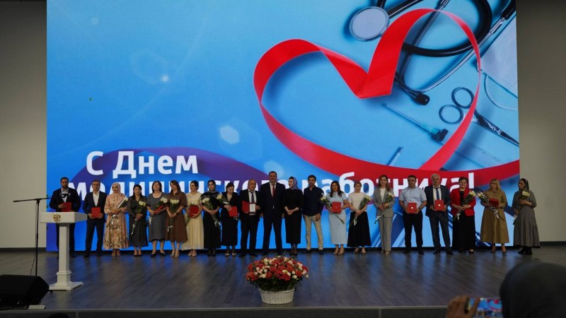Министр здравоохранения РД Ярослав Глазов и Председатель Дагестанской республиканской организации Профсоюза Зумруд Бучаева вручили Благодарности от имени Профсоюза работников здравоохранения
